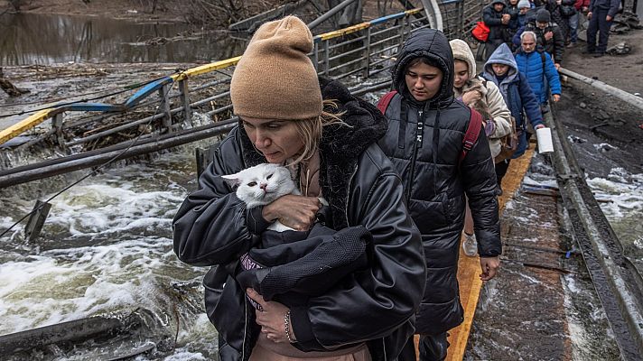 Telediario 2 - La población civil continúa su huída de las zonas asediadas por las tropas rusas