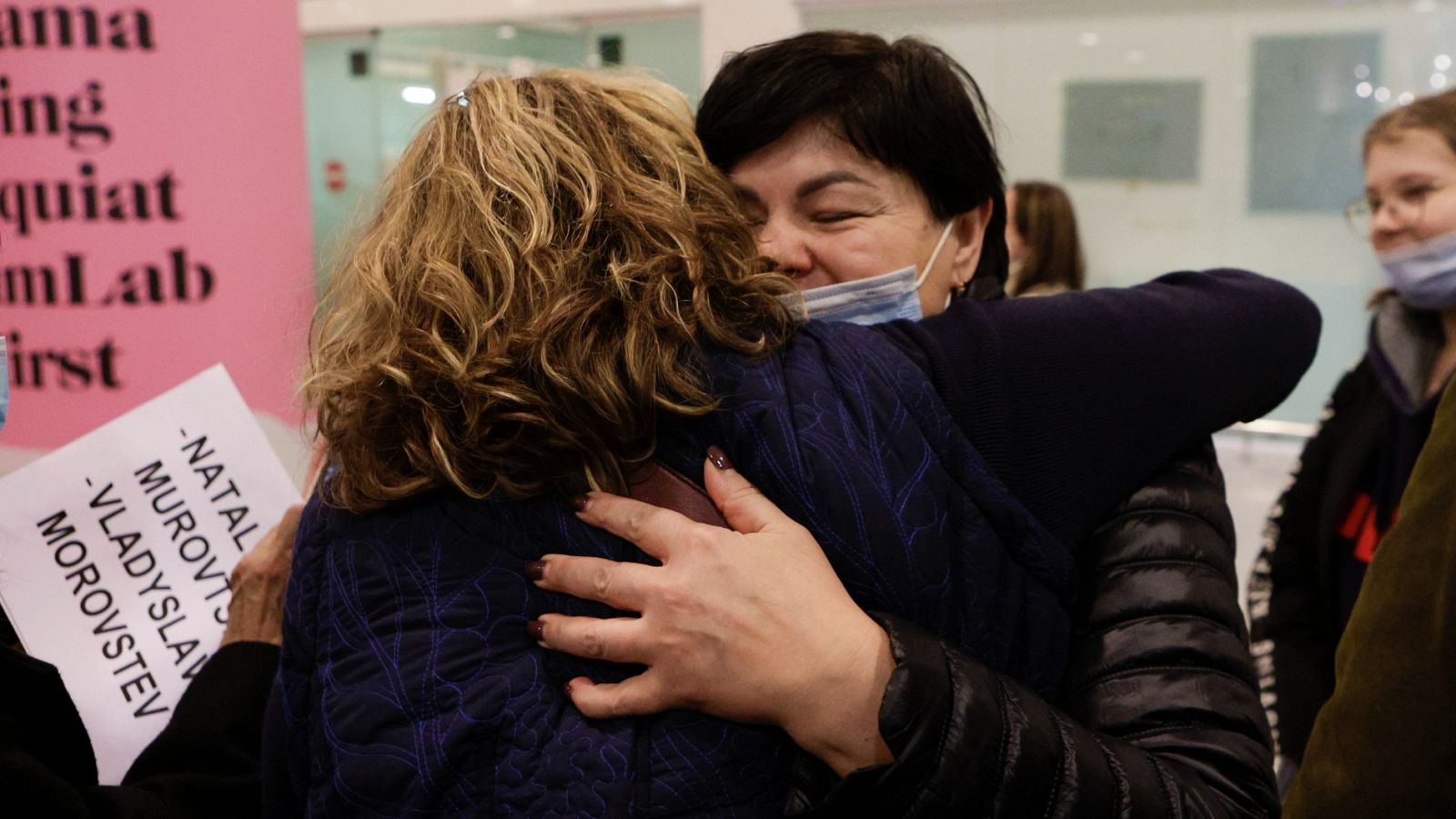 Abrazos para recibir a los refugiados ucranianos en España | Ver