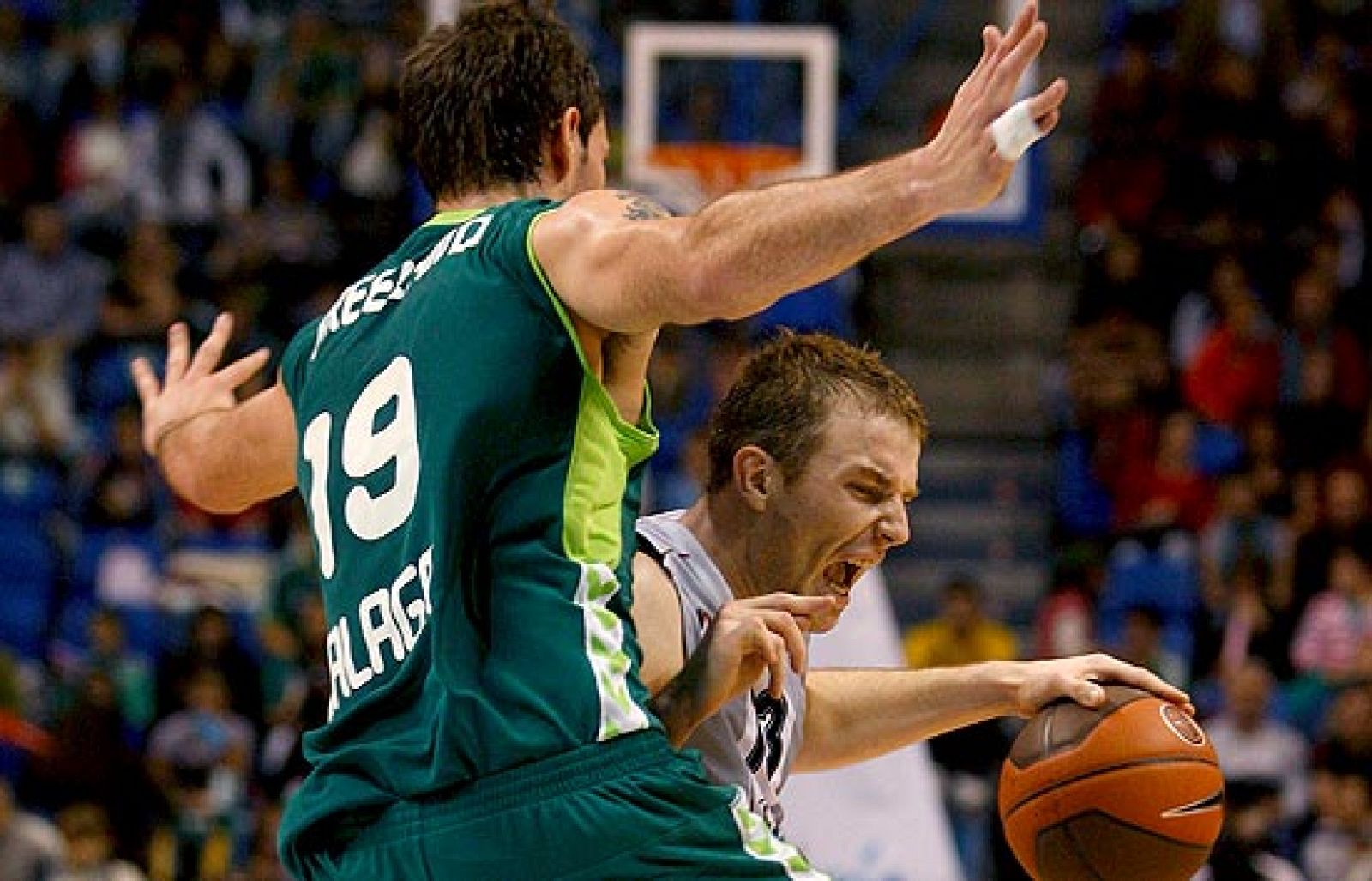 El Unicaja perdió la imbatibilidad en su cancha en la Euroliga. El Caja Laboral gana en el Buesa a la Virtus de Roma.