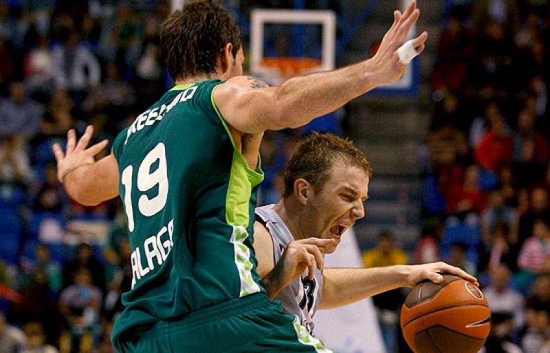 El Unicaja perdió la imbatibilidad en su cancha en la Euroliga. El Caja Laboral gana en el Buesa a la Virtus de Roma.