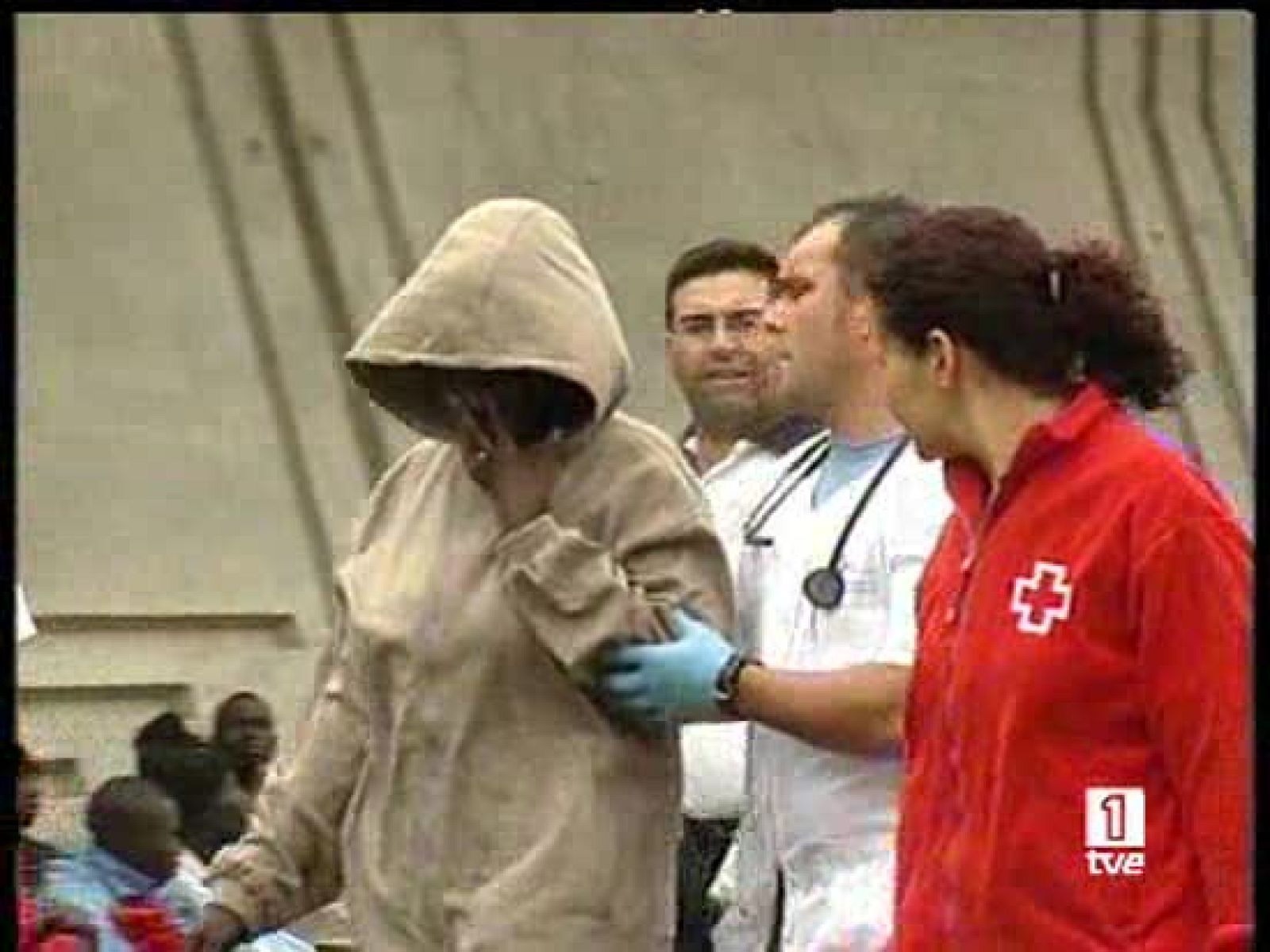 Una embarazada entre los 76 inmigrantes llegados a Hierro en cayuco | Ver