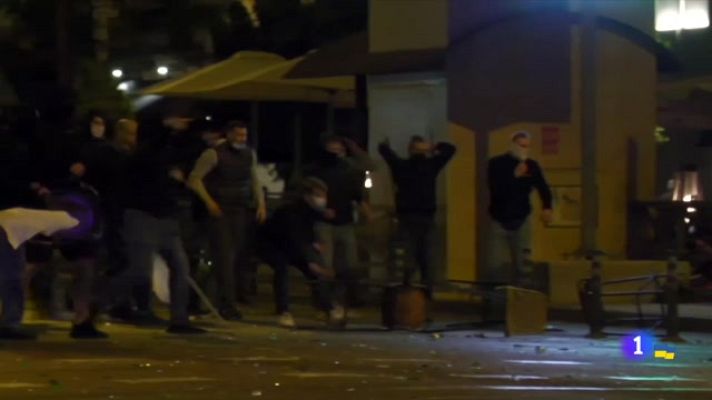 Telediario 1 - Ultras del Eintracht y el West Ham se enfrentan a palos en el centro de Sevilla