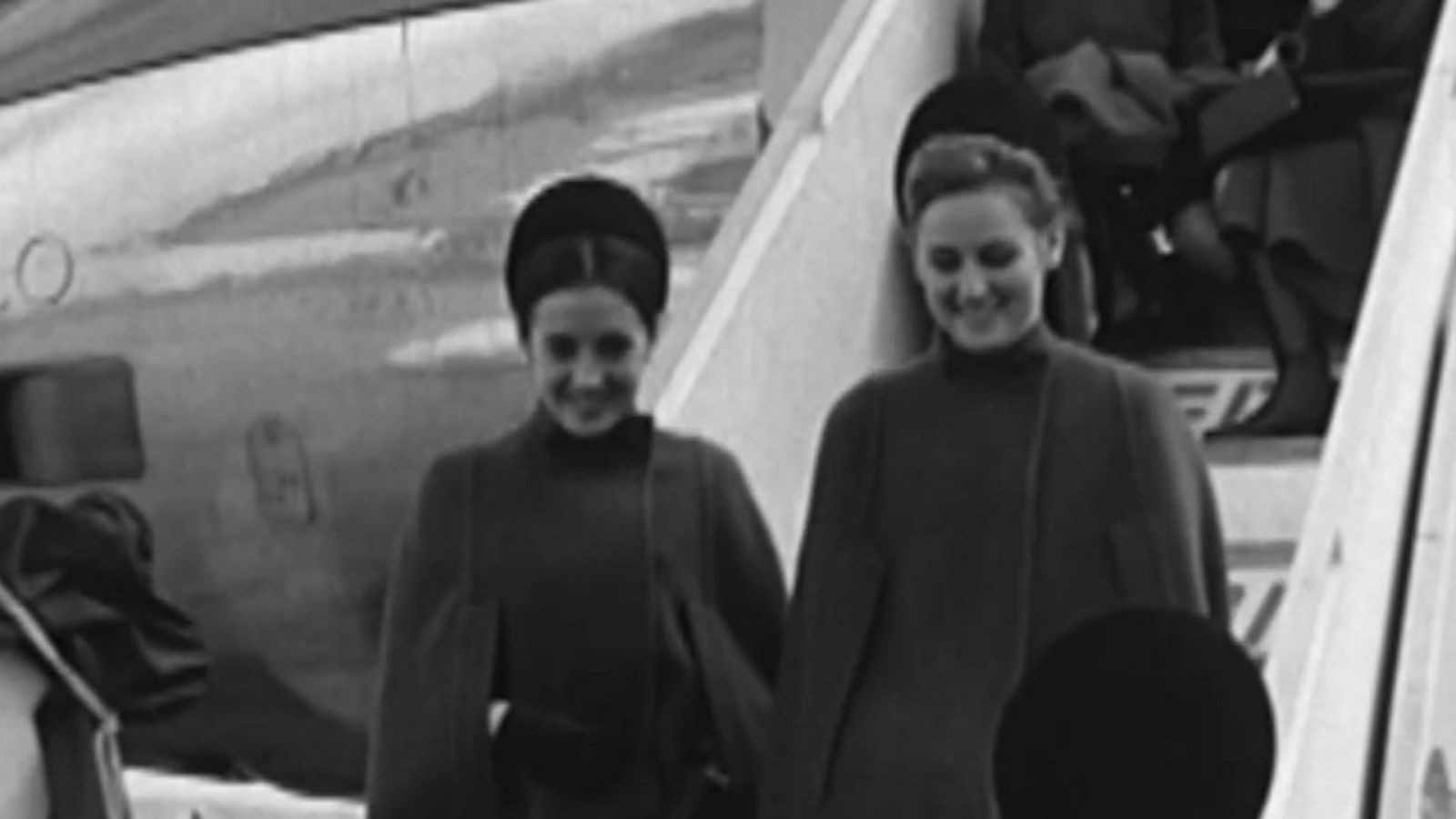 La petición de las azafatas: poder elegir entre zapato plano o tacones para trabajar - Ver ahora