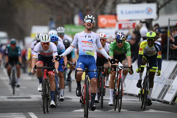 Ciclismo - París-Niza | Mathieu Burgaudeau sorprende y gana la 6ª etapa