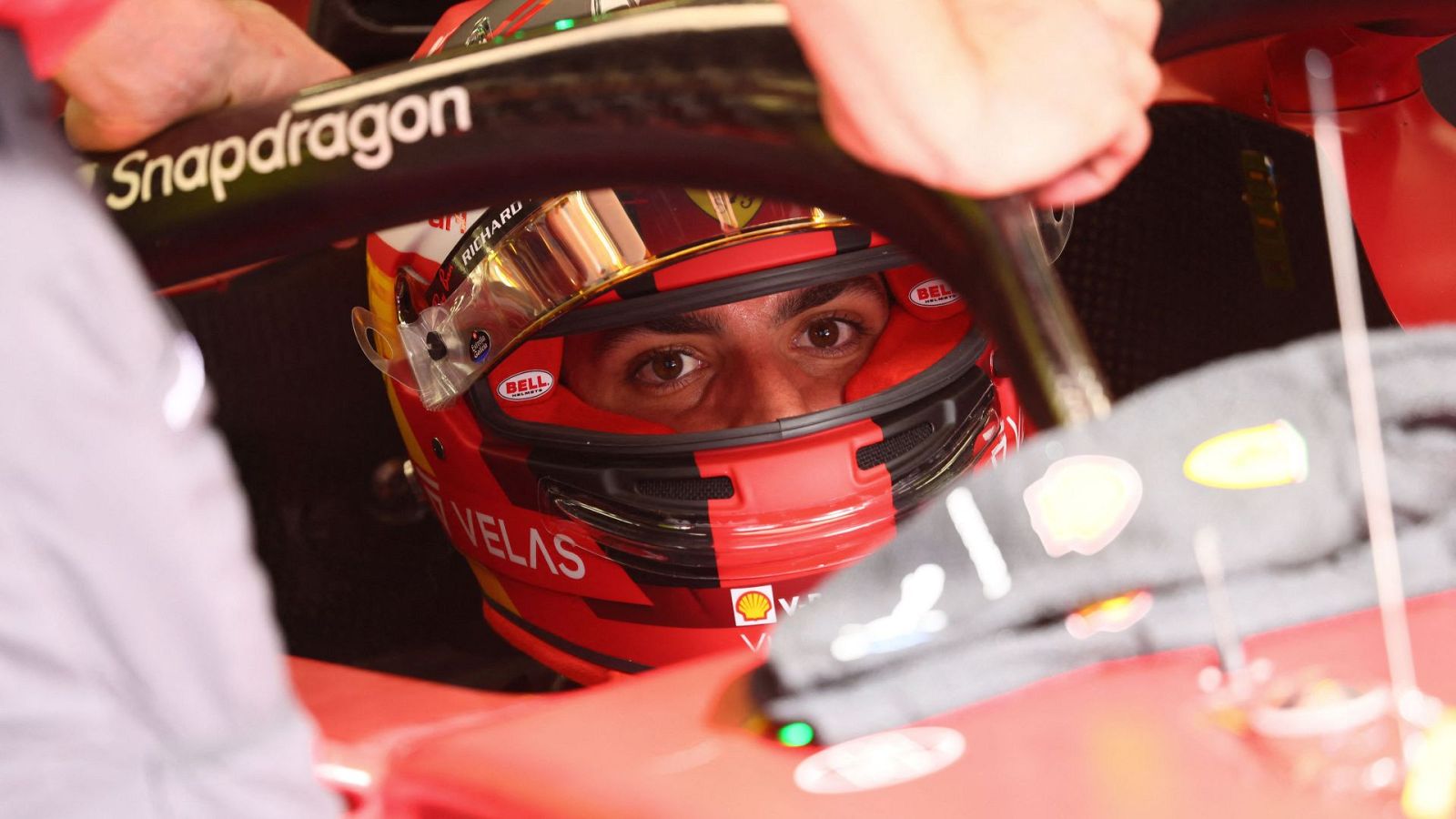Carlos Sainz ilusiona con Ferrari en los test de Baréin