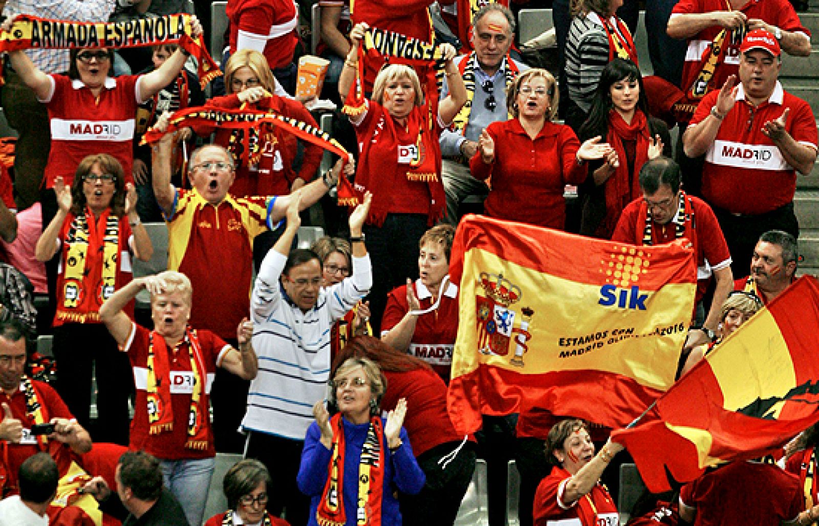 La hinchada española llevó en volandas a David Ferrer a la victoria ante el checo Stepanek.