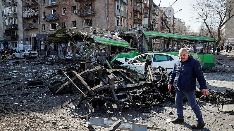 Al menos tres muertos en una nueva jornada de bombardeos en Kiev