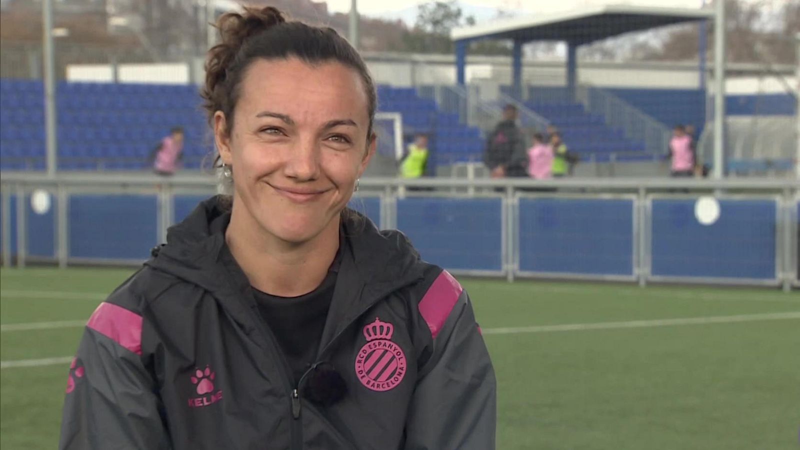 Anaïr Lomba, forzada a retirarse por las lesiones, sigue en el fútbol femenino -- Ver ahora