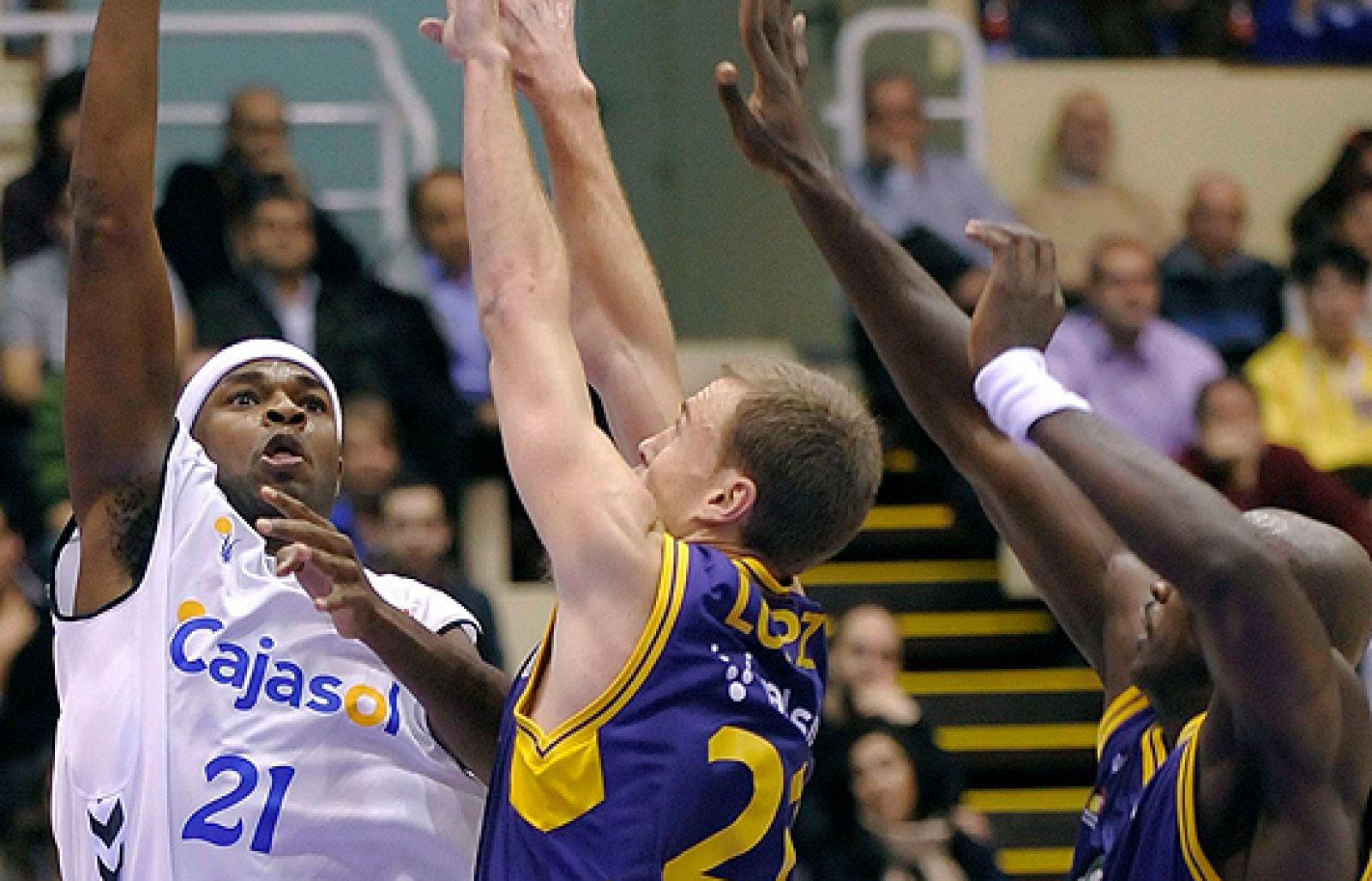 El Blancos de Rueda Valladolid ha doblegado al Cajasol de Sevilla que fue de más a menos en su juego.