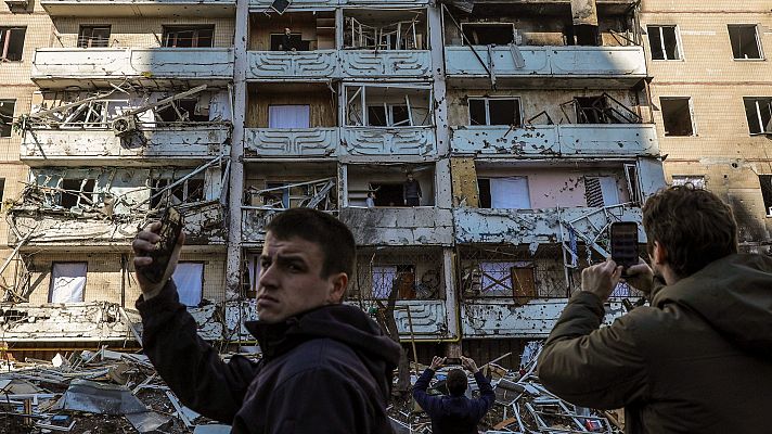 La noche en 24h - Miguel Ángel de la Fuente, reportero gráfico de TVE en Kiev habla del "terror, la angustia y el sufrimiento" que hay en Ucrania