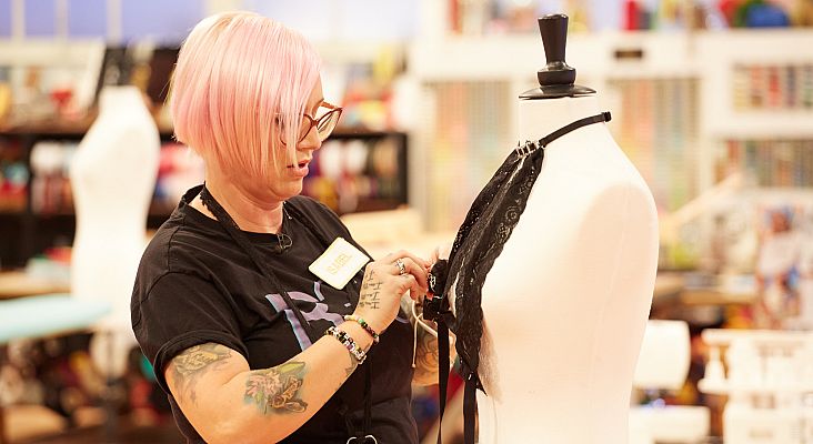 Maestros de la costura - Isabel olvida el hilo en la mercería de Maestros de la Costu