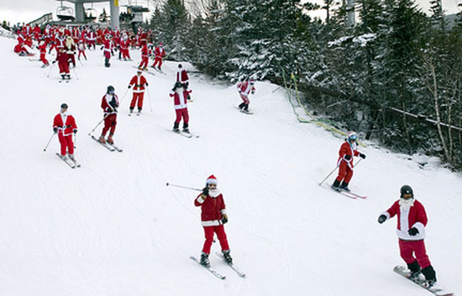 Invasión de Papá Noeles en la nieve