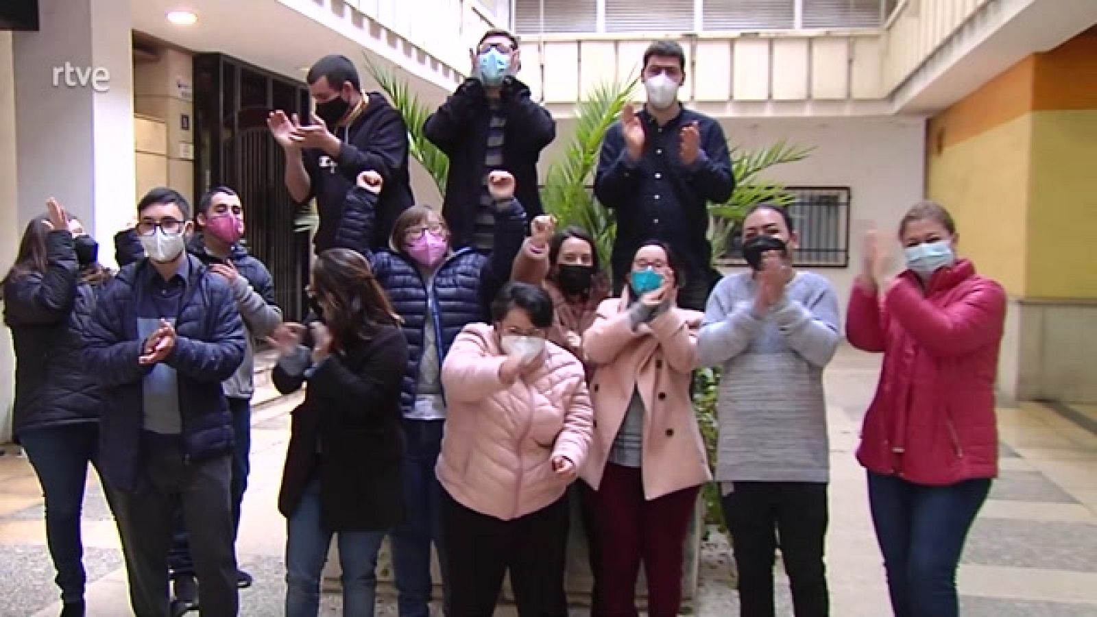 Aquí hay trabajo - Por encima de todo azafatos - ver ahora