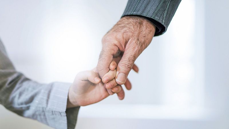 Siete años de burocracia para invertir los apellidos de un niño cuyo padre asesinó a su madre