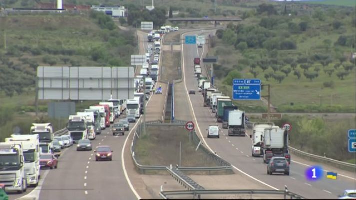 Noticias de Extremadura - Más de 300 camiones circulan a marcha lenta en señal de protesta