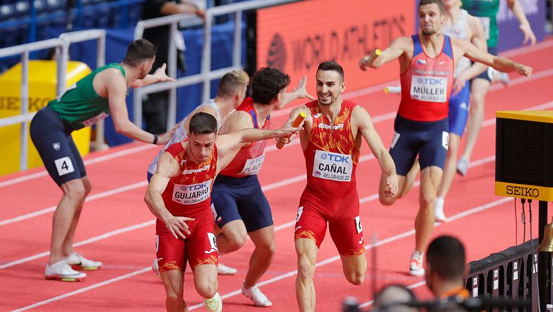 El equipo español de 4x400, exultante con su plata: "Hemos dado todo lo que teníamos"