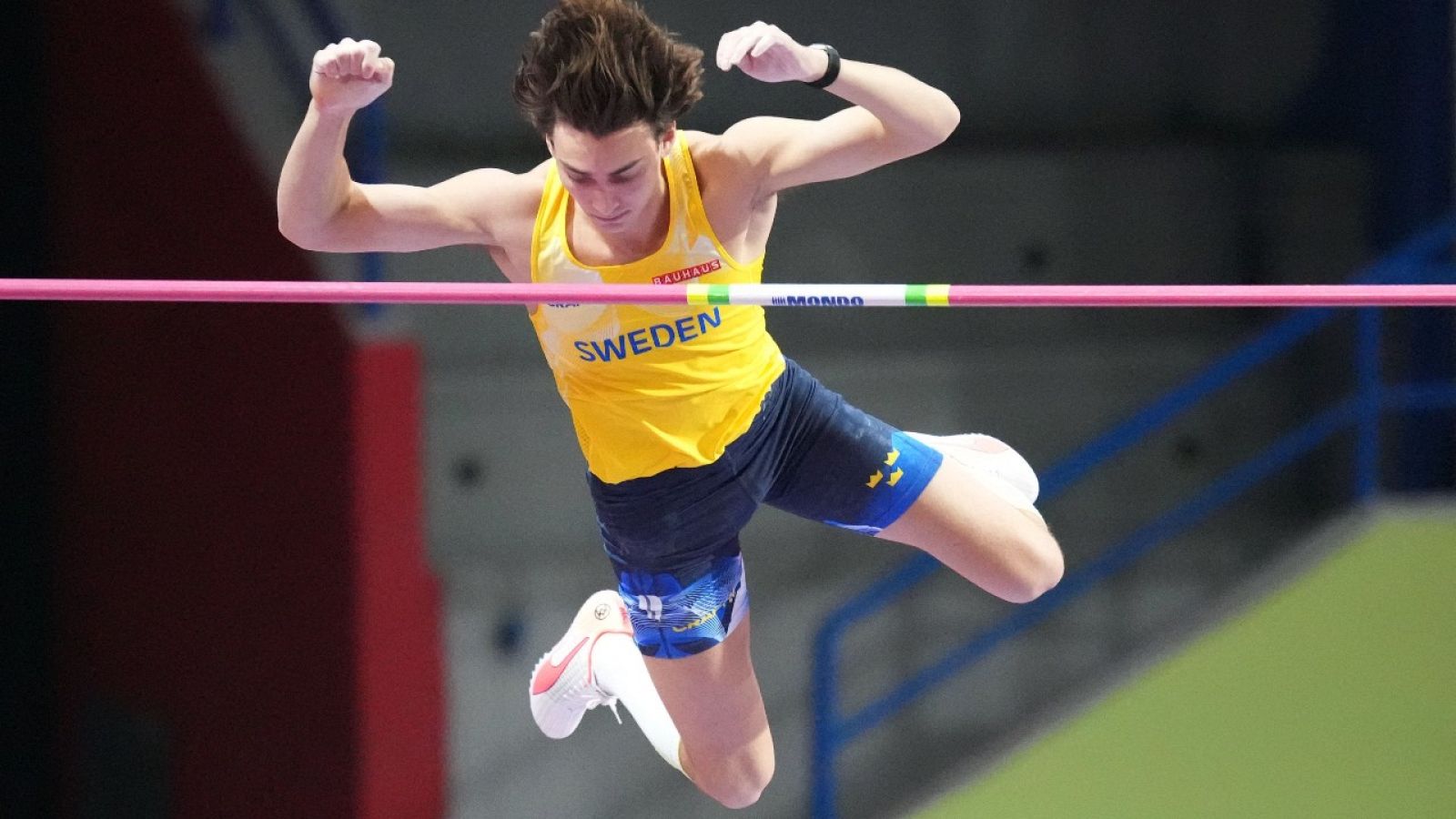Armand Duplantis bate su récord del mundo de pértiga con 6,20m