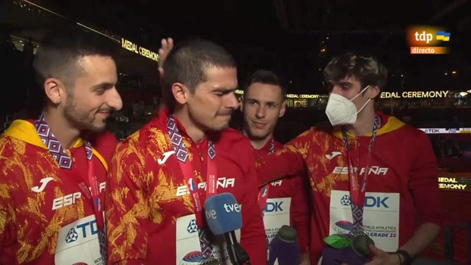 Bruno Hortelano no puede contener la emoción tras ganar la plata miundialista en el relevo 4x400m