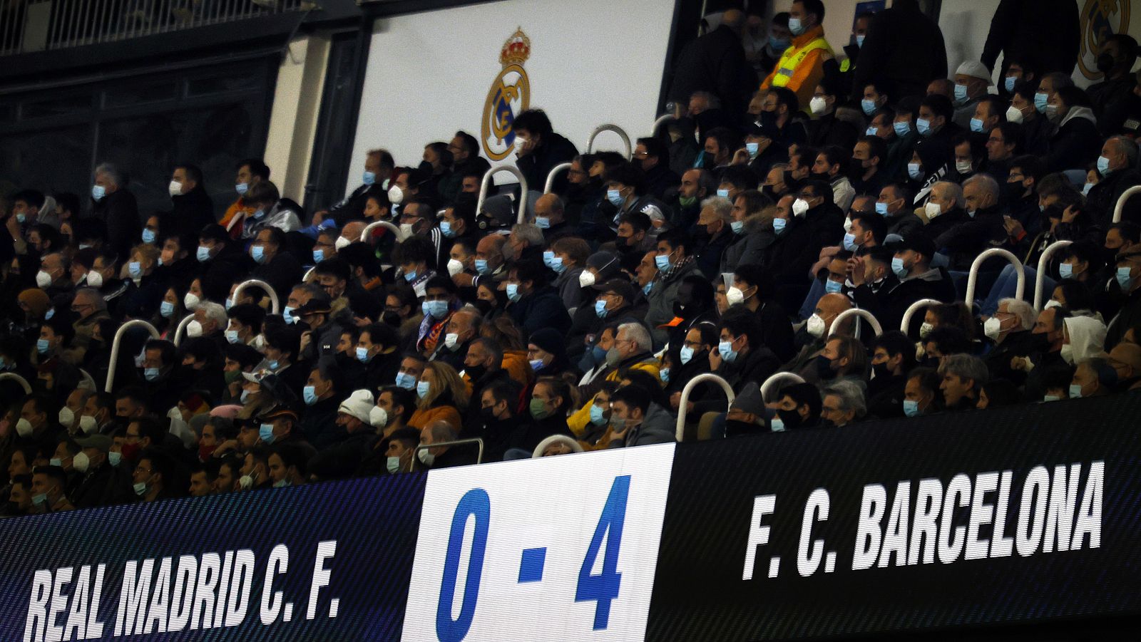 La afición madridista apunta a la ausencia de Benzema como la causa del 0-4 en el Clásico