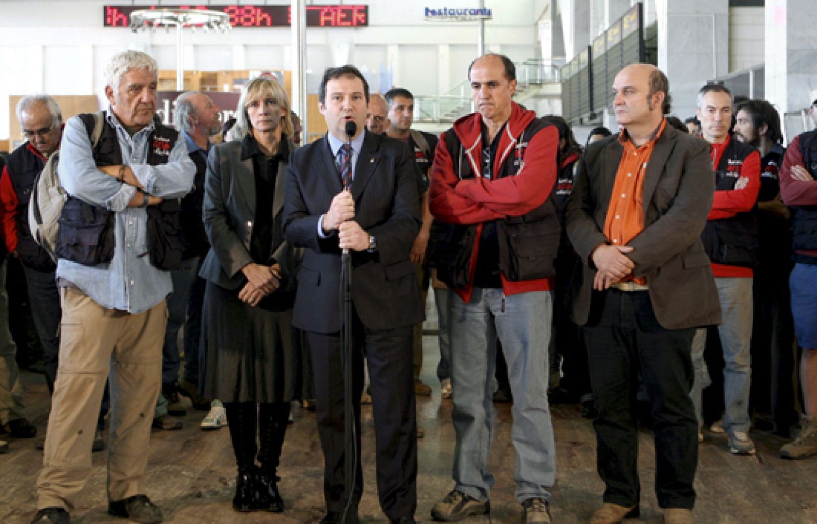 Ya están en Barcelona los compañeros de los tres cooperantes españoles secuestrados | Ver
