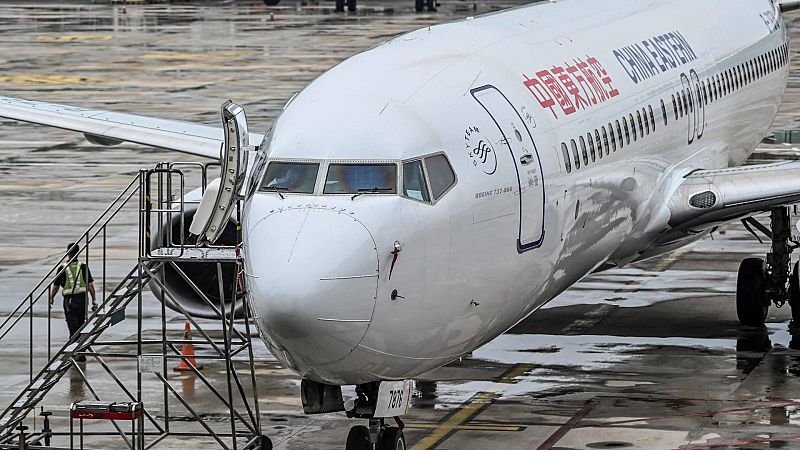 Un avión con 132 personas a bordo se estrella en China | Ver