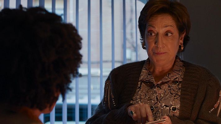 Cuéntame cómo pasó - Caridad se convierte en la nueva tarotista