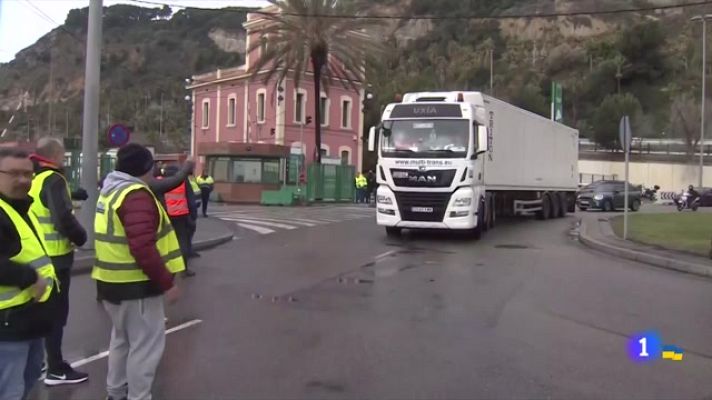 L'Informatiu - Els piquets dels transportistes impedeixen el pas de camions al port de Barcelona