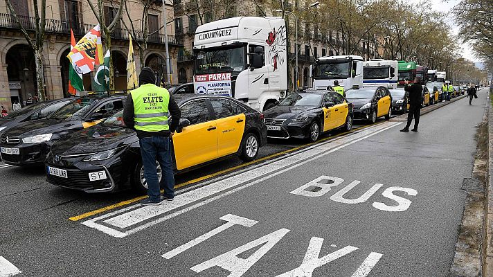 Telediario 1 - Taxistas se unen a los paros de transportistas en Barcelona