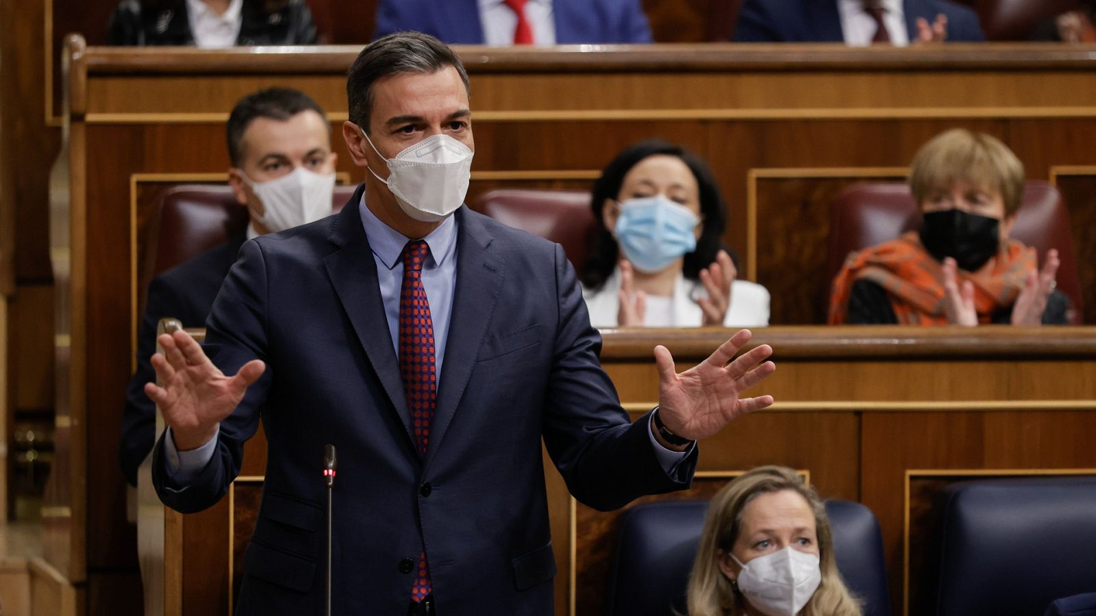 La oposición acusa al Gobierno de inacción y de escudarse en Europa para no tomar medidas ante la crisis