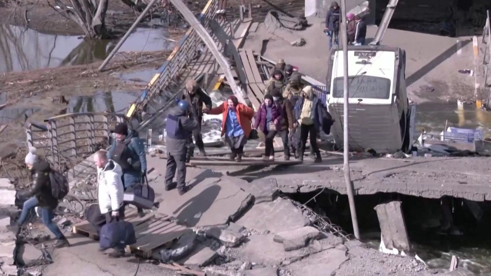 Un mes de guerra en Ucrania: la ciudad de Mariúpol, una de las más castigadas por los ataques rusos - Ver ahora