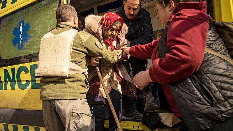 Ancianos y cuidadores, los grandes olvidados en la guerra en Ucrania | Ver