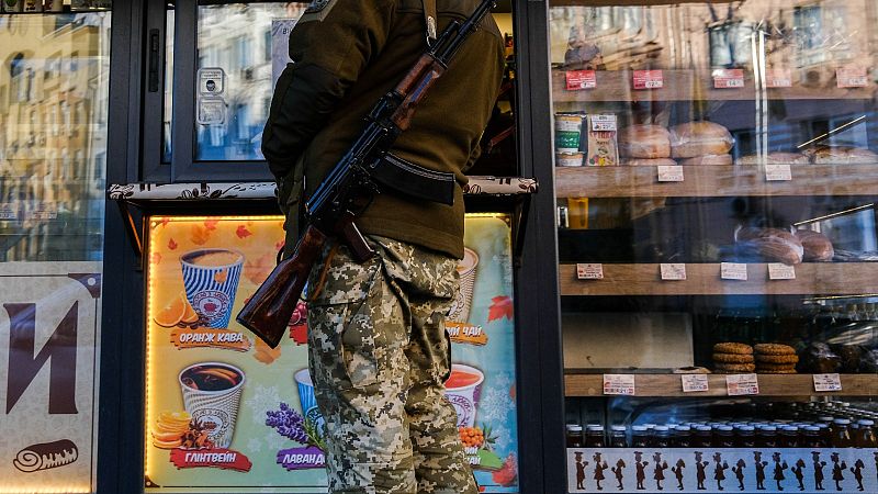 Vidas y rutinas en Kiev, trucadas por la guerra: "Miramos continuamente el cielo, concentrándonos en cada sonido"