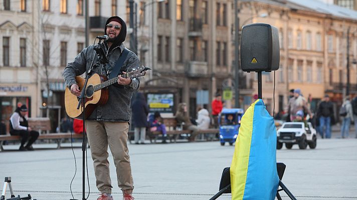 Telediario 2 - Música en las calles de Leópolis para subir los ánimos