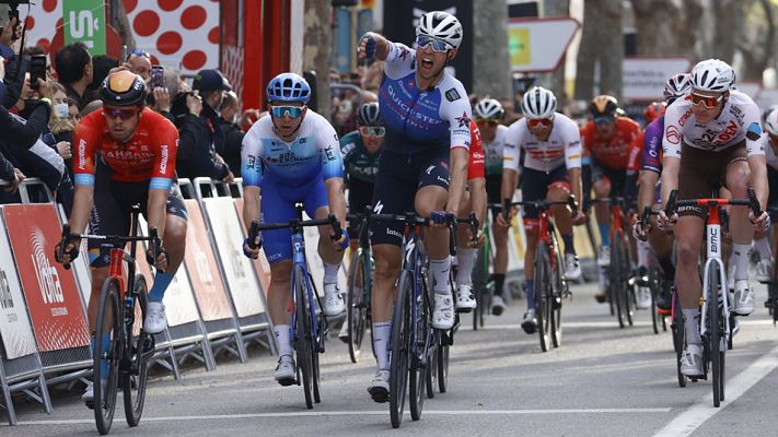 Ciclismo - Volta a Catalunya | Ethan Vernon gana al sprint en Vilanova