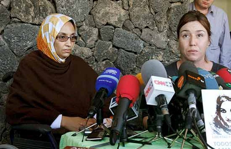 La actriz Lola Dueñas ha leido una carta de la activista saharaui Aminatu Haidar en la que reitera su decisión de mantener su exigencia de volver a El Aaiún. "Deseo abrazar a mis hijos, deseo vivir con ellos y con mi madre, pero con dignidad", ha se