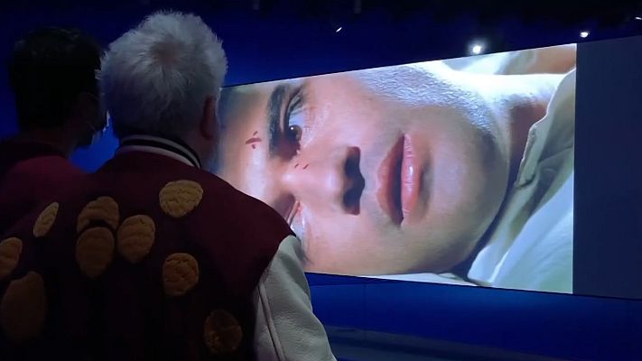 Telediario 2 - Visita con Pedro a la 'Sala Almodóvar' del Museo del Cine