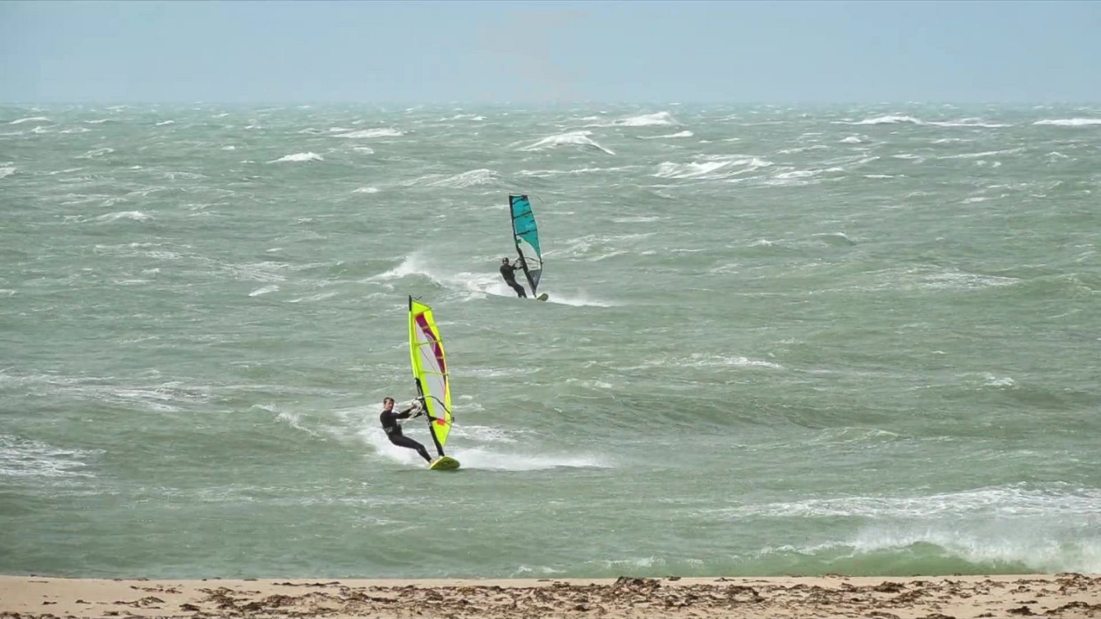 Rachas muy fuertes y chubascos localmente fuertes y persistentes en Canarias occidentales y Gran Canaria. Vientos de levante fuertes en el Estrecho y Alborán - ver ahora