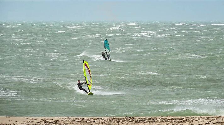 El tiempo - Rachas muy fuertes y chubascos localmente fuertes y persistentes en Canarias occidentales y Gran Canaria. Vientos de levante fuertes en el Estrecho y Alborán