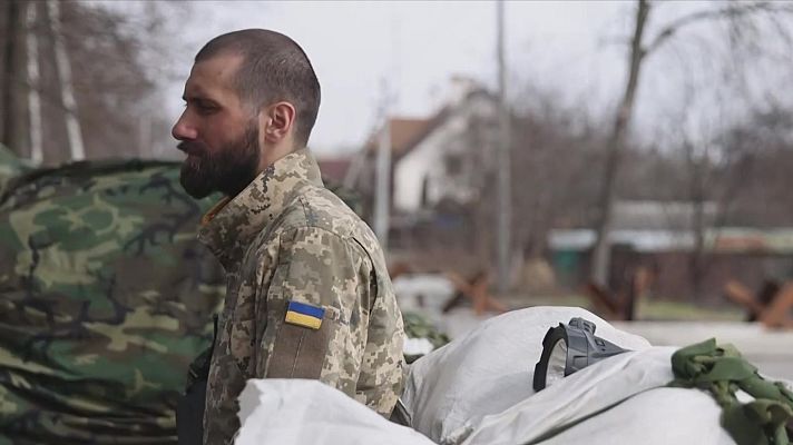 Telediario 2 - Cantantes y actores también empuñan las armas en Ucrania