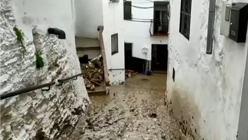 Las fuertes lluvias desbordan el río Trejo e inundan las calles de la localidad gaditana de Setenil de las Bodegas