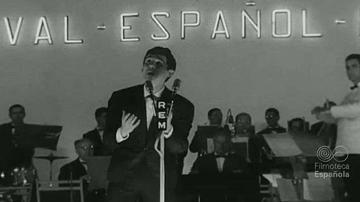 Raphael canta \"Llevan\" en el Festival de Benidorm de 1962