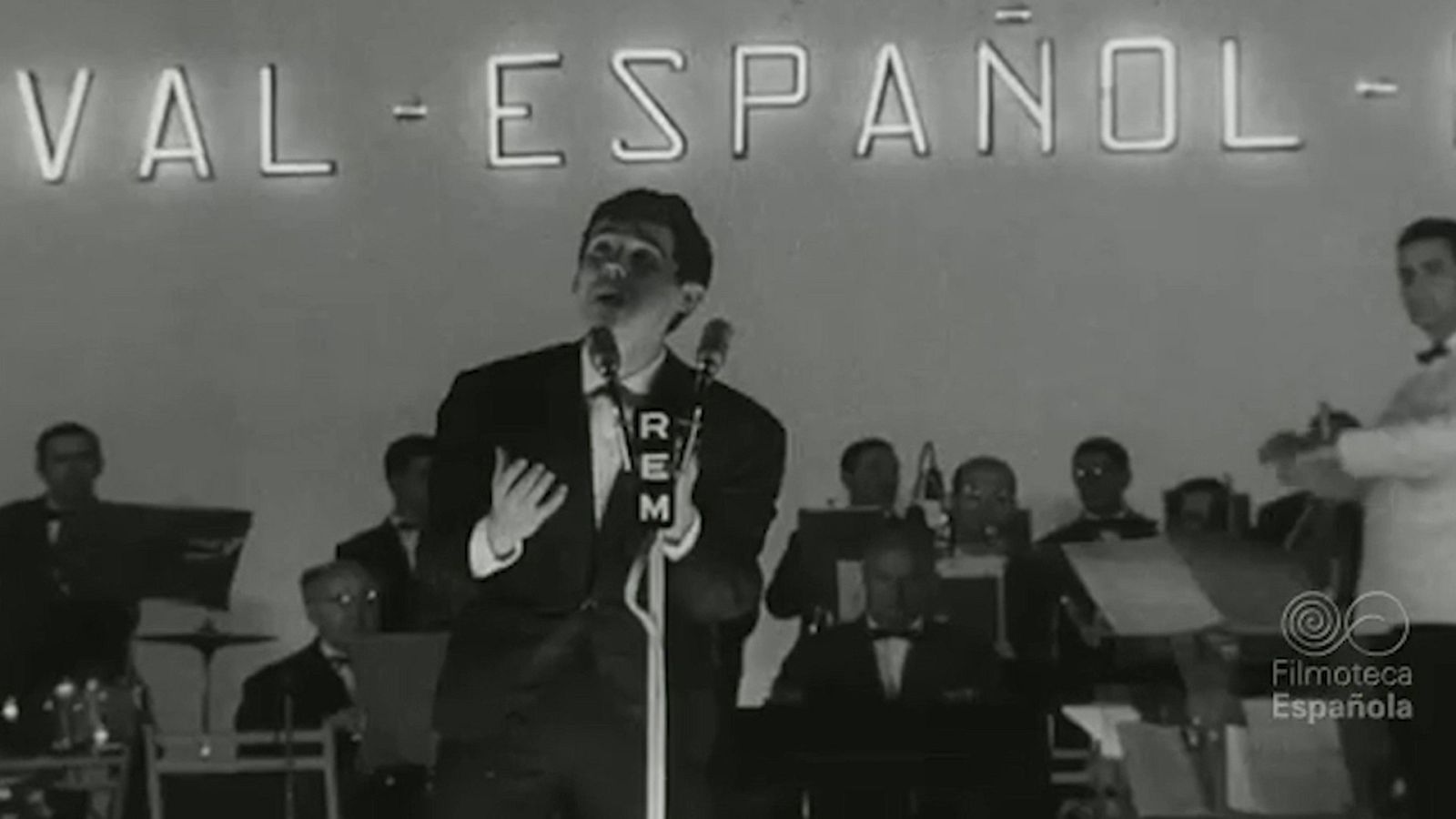 Raphael canta "Llevan" en el Festival de Benidorm de 1962