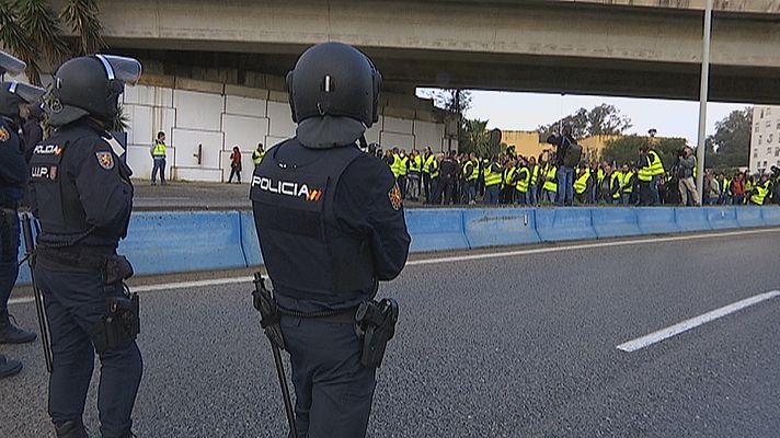 Noticias Andalucía - Transportistas bloquean el puerto de Algeciras