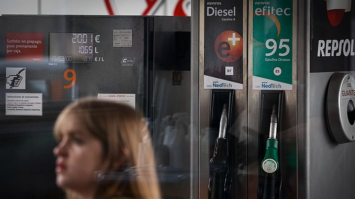 Telediario 1 - Los conductores, a la espera de las rebajas del carburante