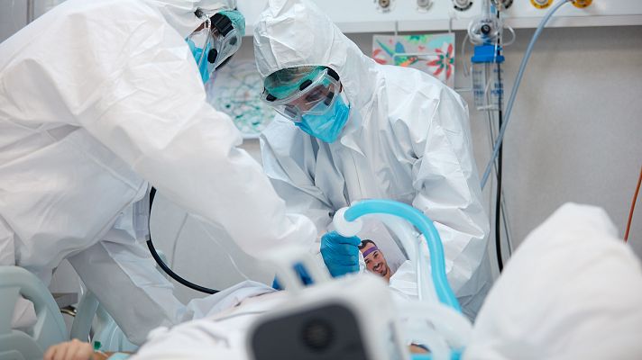 Telediario 1 - La ocupación UCI por COVID desciende a riesgo bajo, pero se espera un repunte