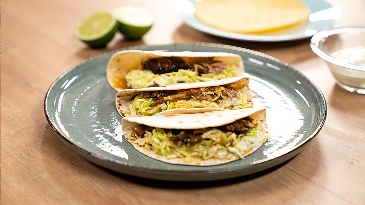 Menudos Torres - Receta taco de costilla de cerdo con salsa de yogur y piparr