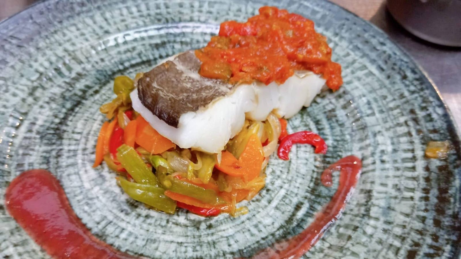 España Directo - Bacalao skrei con verduras y tomate rosa