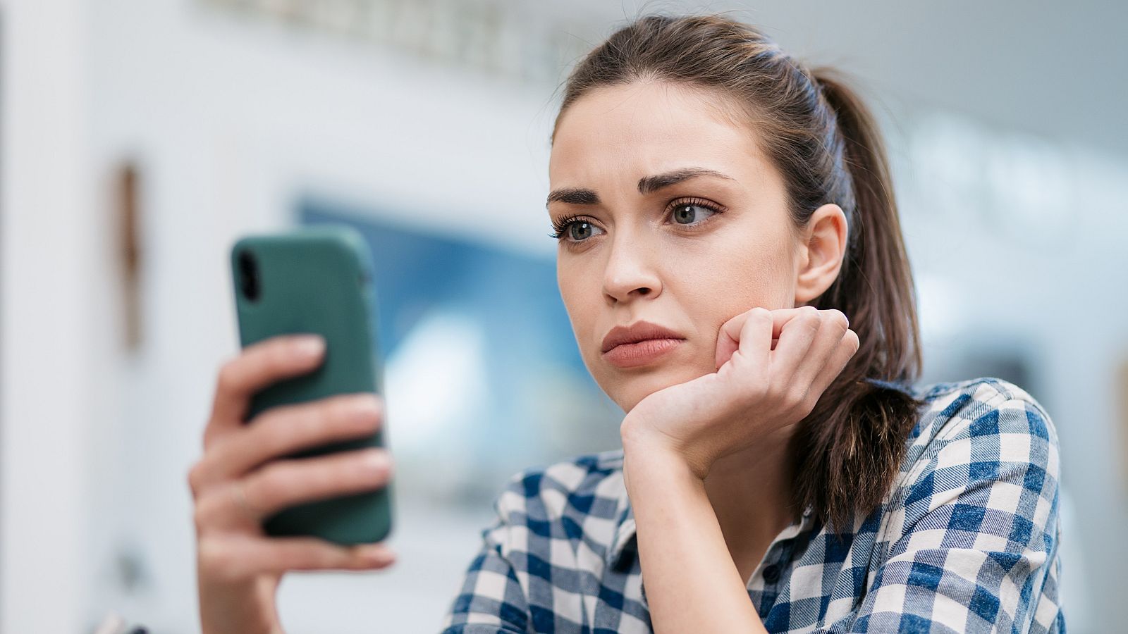 'Doomscrolling' o la búsqueda compulsiva de noticias negativas | Ver