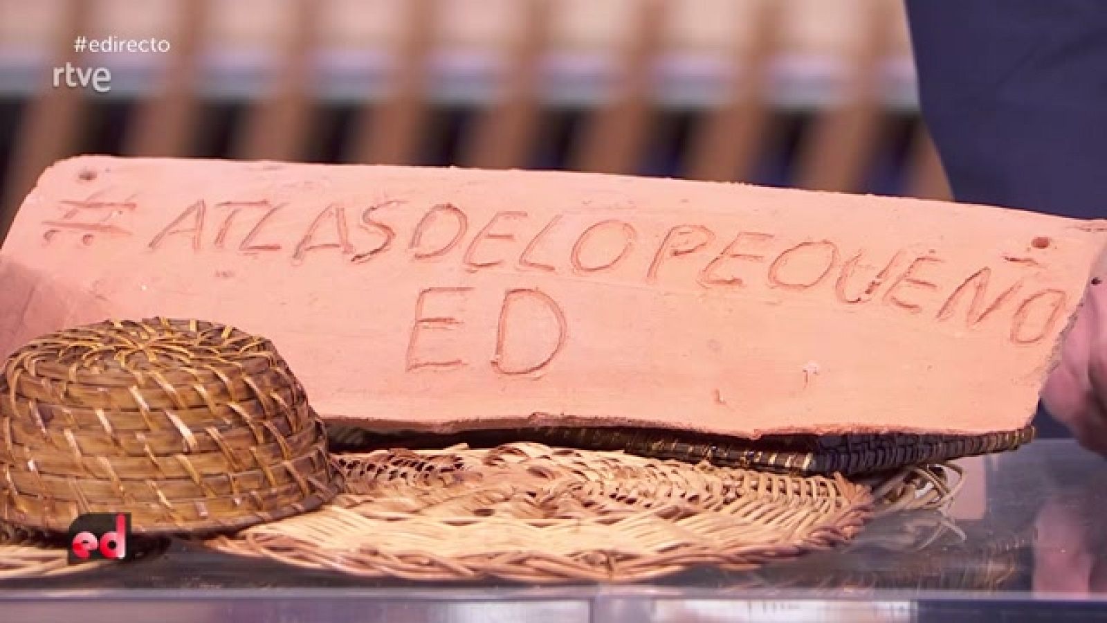 España Directo - Atlas de lo pequeño: Tejas árabes hechas a mano