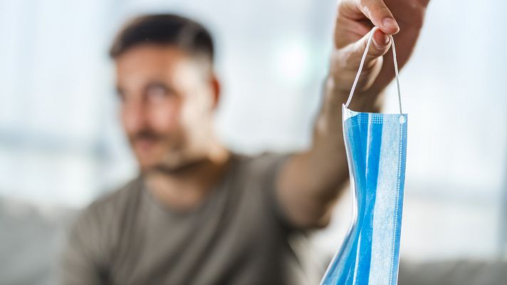 Telediario 1 - En unos días conoceremos si se retiran o no las mascarillas en interiores
